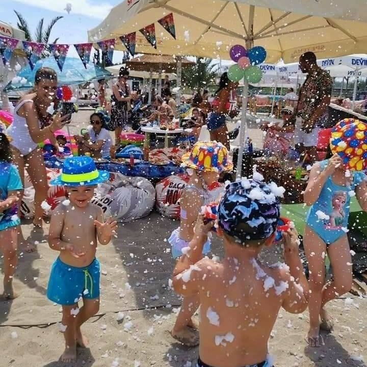 Плажно, водно парти с машина за сняг