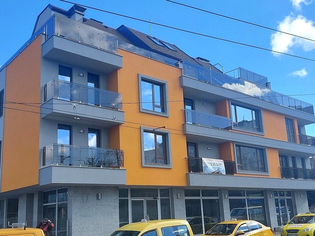 Блокче със стъклени парапети в кафяво