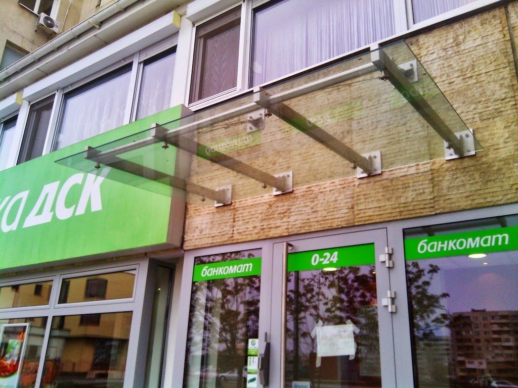 Козирка пред банка от стъкло готова