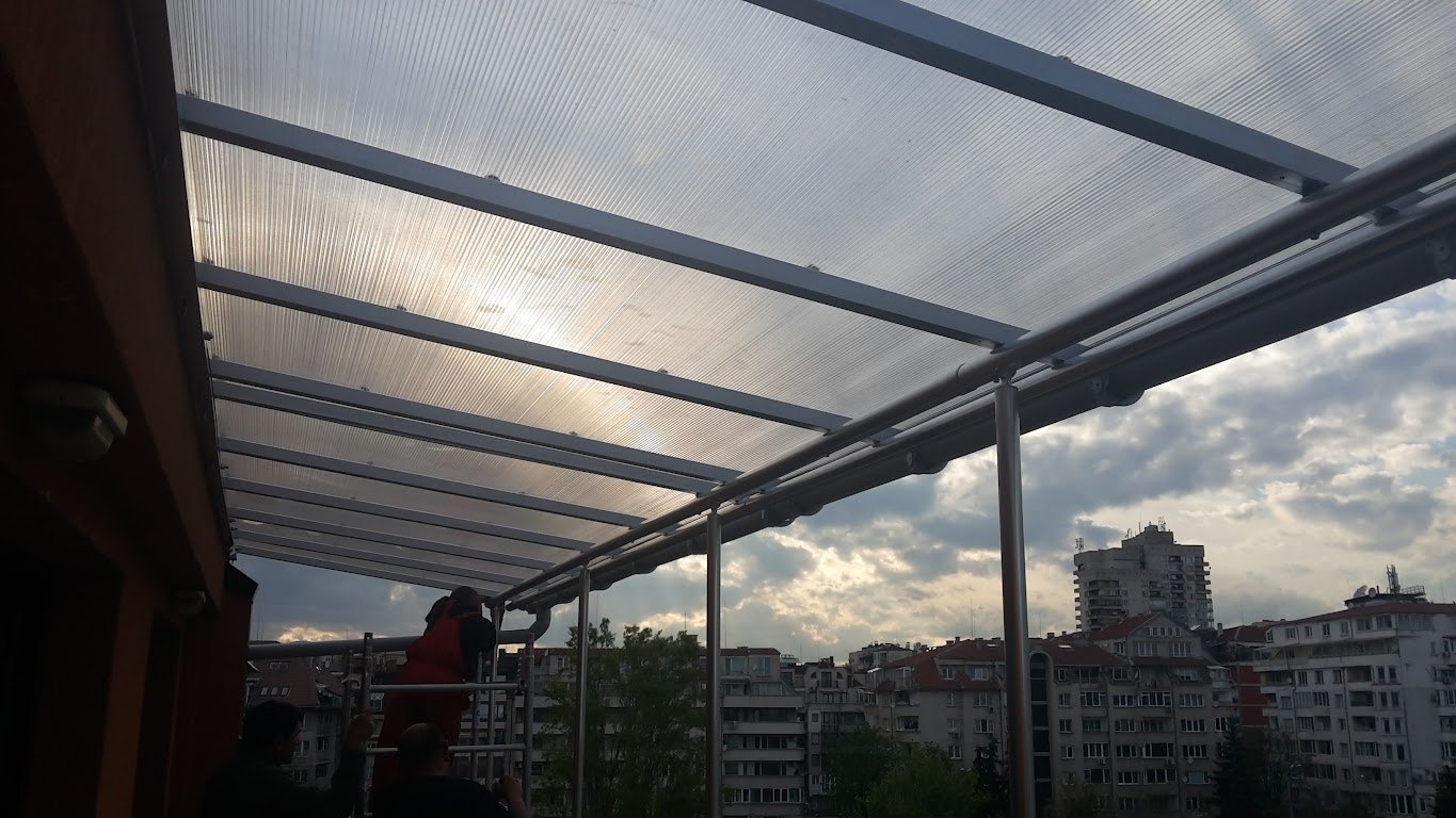 Козирка над тераса завършена
