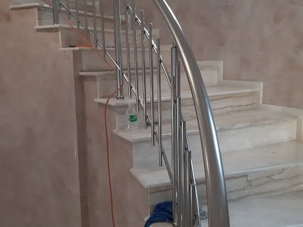 Извит парапет на вътрешни стълби