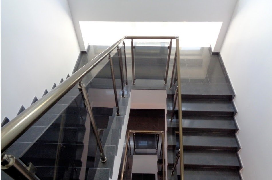 Стъклен парапет с иноксова рамка - STAK-PARAPET-INOX-RAMKA-001