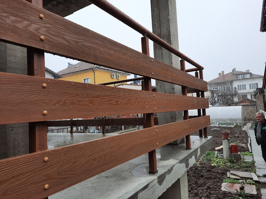 Тераса с парапет от WPC дъски в естествен цвят