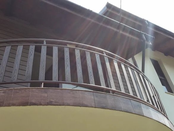Парапет с вертикален пълнеж от ВПЦ