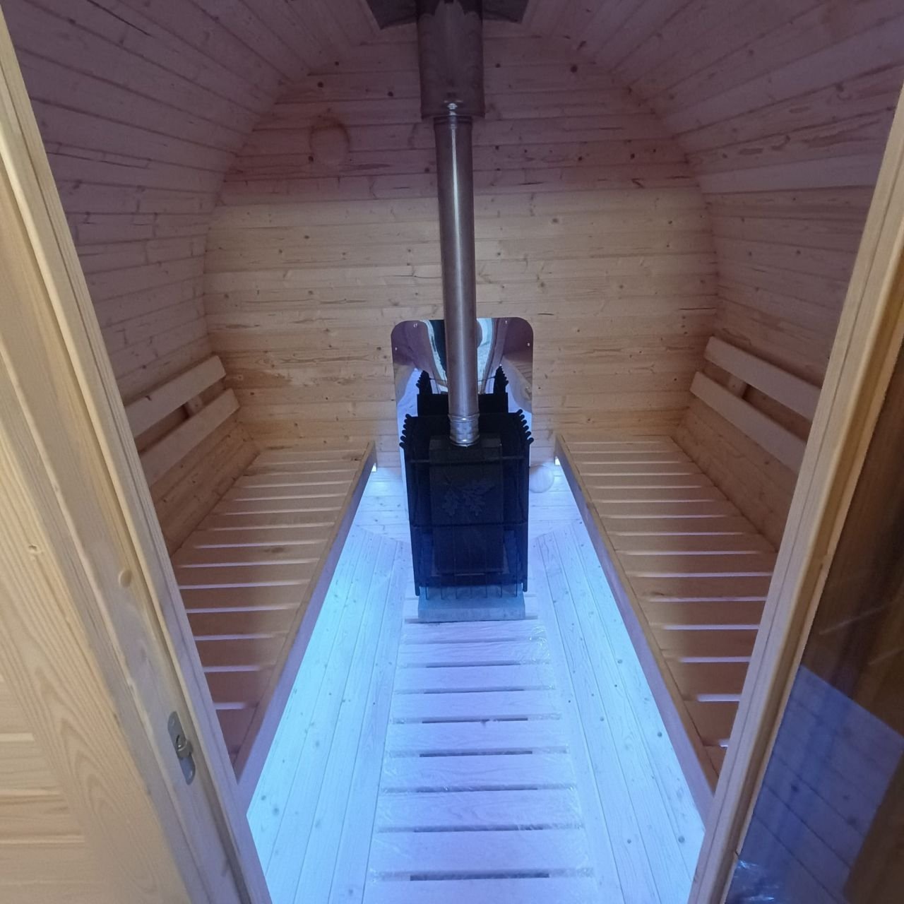 IVA SAUNA Barrel MINI 1.8 – компактна външна дървена сауна за двор