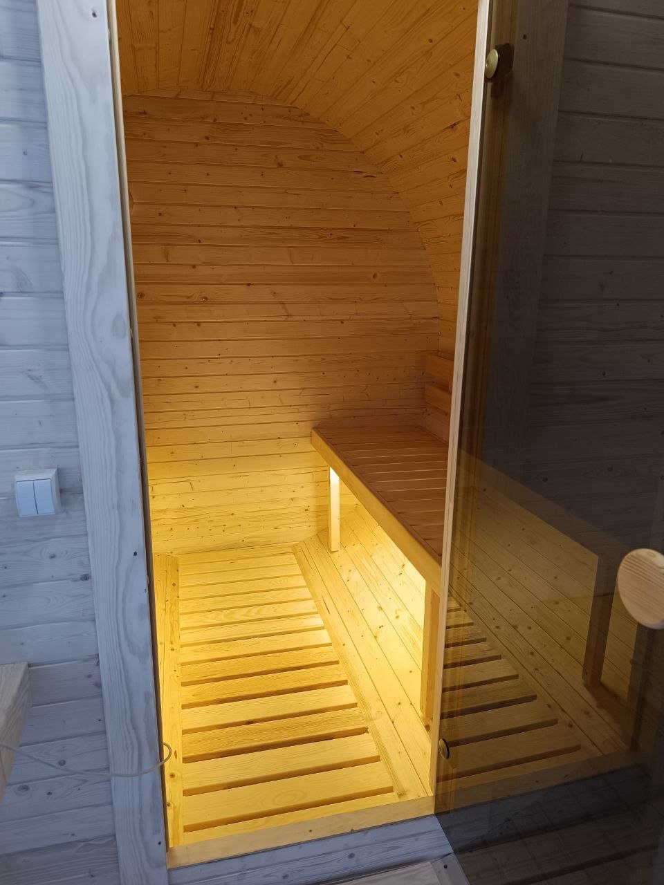 IVA SAUNA Barrel MINI 1.8 – компактна външна дървена сауна за двор
