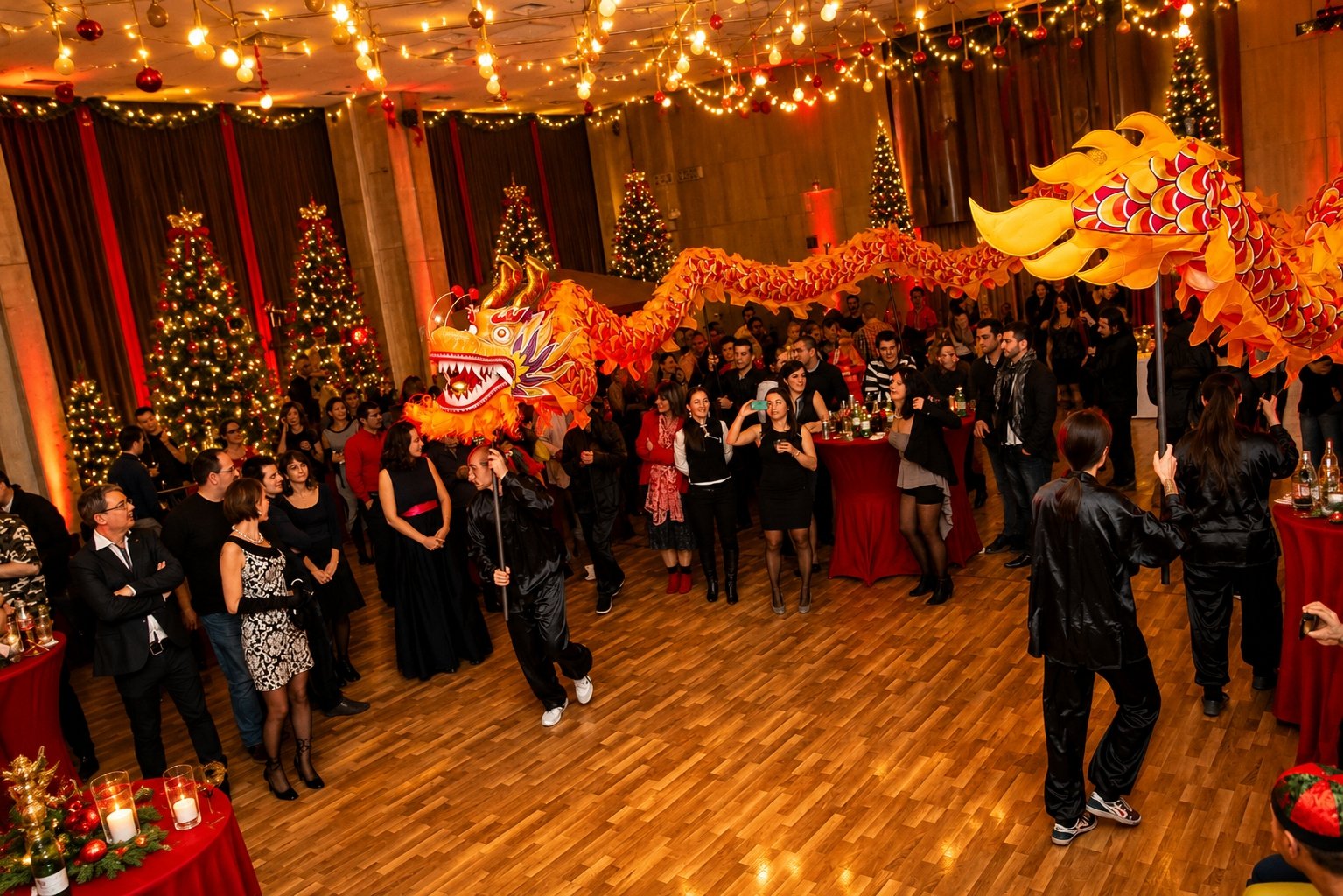 Празнична коледна украса, стилно подредена маса и кетъринг за фирмено коледно парти, организирано от Князете София.
