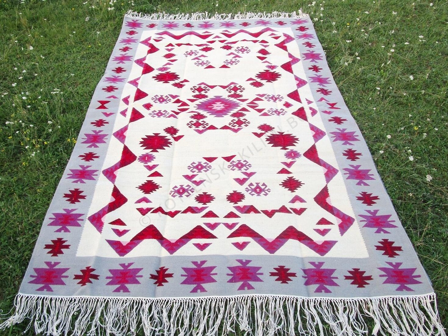 лилави килими