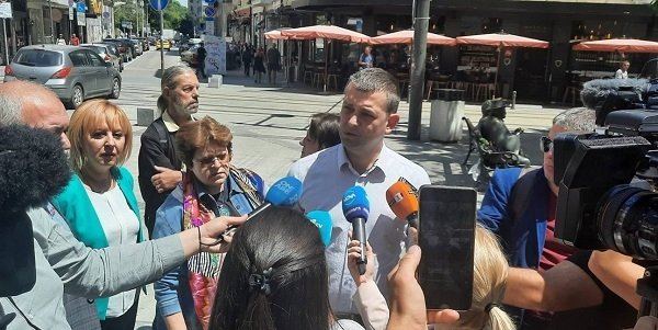 „Изправи се! Мутри вън!“ остава в същия формат