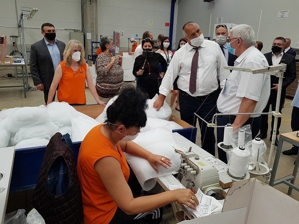 ПРЕМИЕРЪТ БОРИСОВ БЛАГОДАРИ НА "КАЛИНЕЛ" ЕООД В ТРОЯН ЗА ПРОИЗВЕЖДАНИТЕ МАСКИ