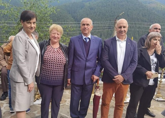Даниела Дариткова присъства на освещаването на православен храм в девинското село Брезе