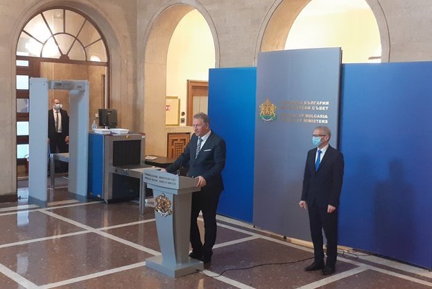 Министър Кацаров: "Мерките са противоепидемични и не забраняват на гражданите да работят!