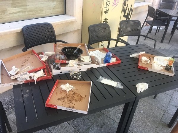 ЗАТРУПАНИ И НЕПОЧИСТЕНИ МАСИ ПРЕД PIZZALAB НА ГРАФА