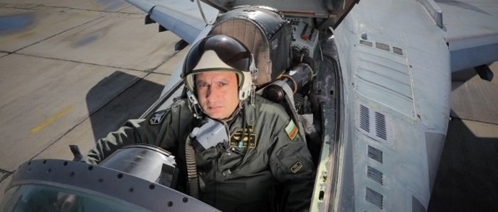 АМА КАКВА АРМИЯ, КАКВО НАТО, СЛЕД КАТО 40 ЧАСА НЕ МОГАТ ДА ОТКРИЯТ ПИЛОТА МАЙОР ТЕРЗИЕВ?