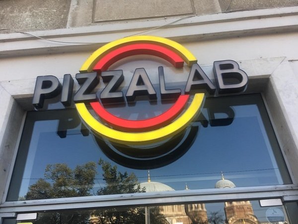 ЗАТРУПАНИ И НЕПОЧИСТЕНИ МАСИ ПРЕД PIZZALAB НА ГРАФА