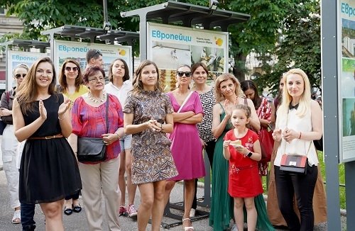ИЗЛОЖБА НА ПРЕДАВАНЕТО "ЕВРОПЕЙЦИ" БЕ ОТКРИТА В ГРАДИНКАТА ПРЕД НАРОДНИЯ ТЕАТЪР "ИВАН ВАЗОВ" | The News BG Reporter ®