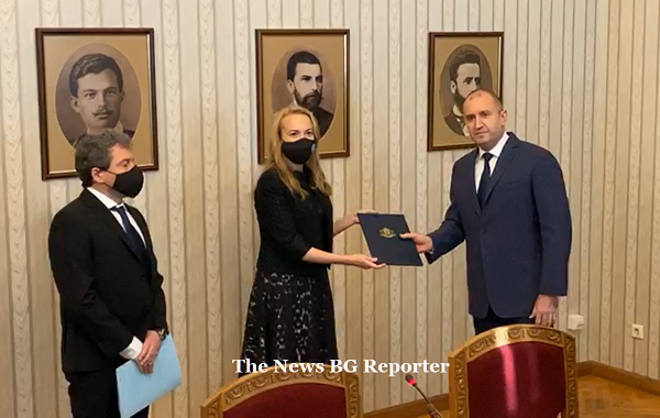ПРЕЗИДЕНТЪТ РУМЕН РАДЕВ ВРЪЧИ МАНДАТ НА ПАРТИЯ "ИМА ТАКЪВ НАРОД", ТЕ ГО ВЪРНАХА ВЕДНАГА! | The News BG Reporter ®