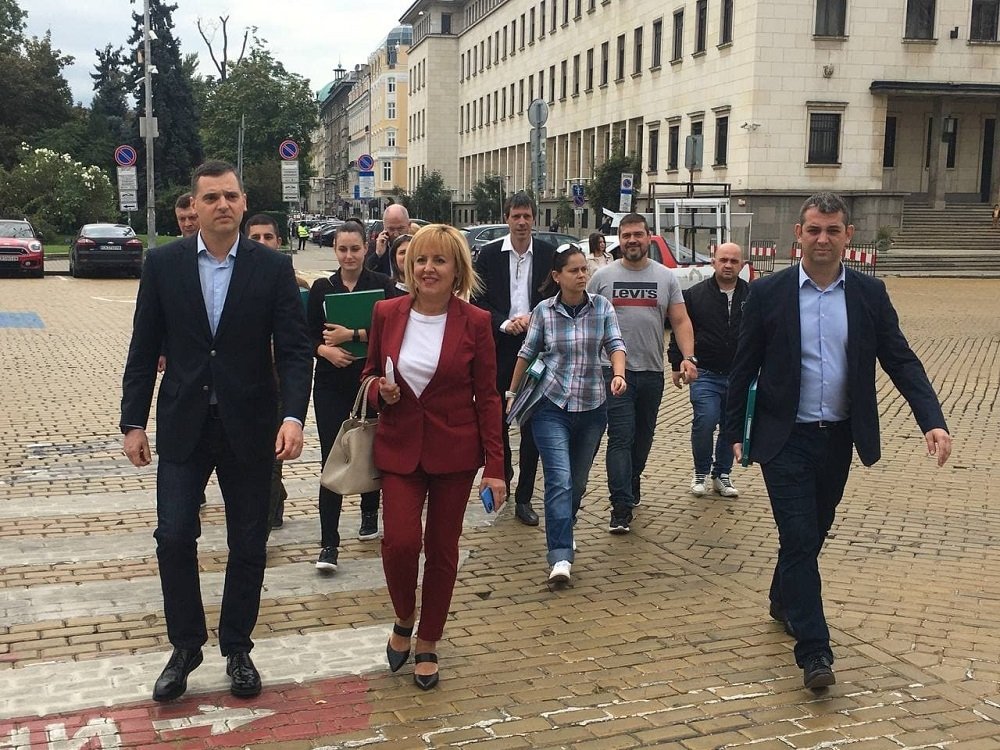 Манолова внесе 5000 подписа в ЦИК за регистрацията на коалицията „Изправи се БГ! Ние идваме!“ | The News BG Reporter ®