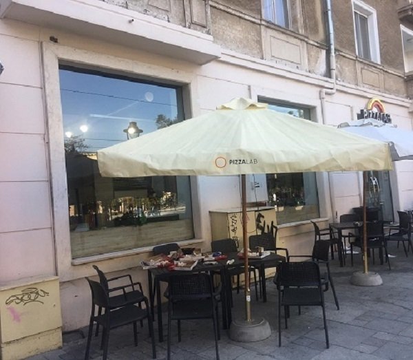 ЗАТРУПАНИ И НЕПОЧИСТЕНИ МАСИ ПРЕД PIZZALAB НА ГРАФА
