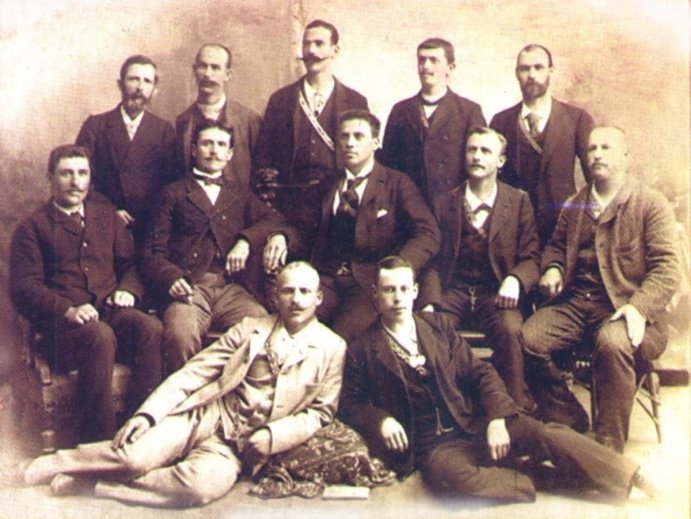 1895-1919 - Първи стъпки