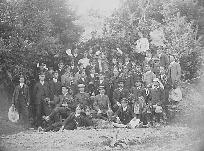 1895-1919 - Първи стъпки